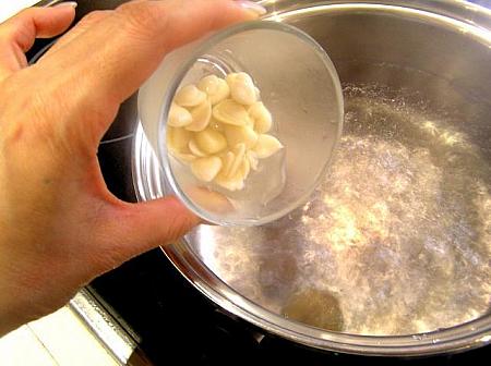 5. 鍋に湯を沸騰させ、蜜棗、杏仁、羅漢果、クレソンを入れる