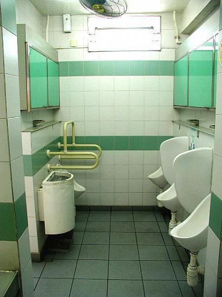 銅鑼灣、香港中央図書館脇の公衆トイレには、管理人が常駐していつもトイレを清潔に守っています。