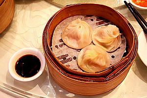 シュウロンバウ<br>

小籠包 <br>

上海料理の定番。食べるときに中から熱々の汁が出てくるので要注意。
 
