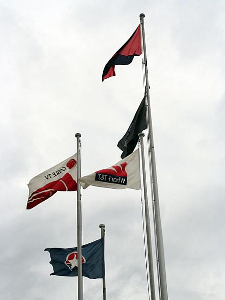 尖沙咀スターフェリーピアにある旗が大きく波打っていました。