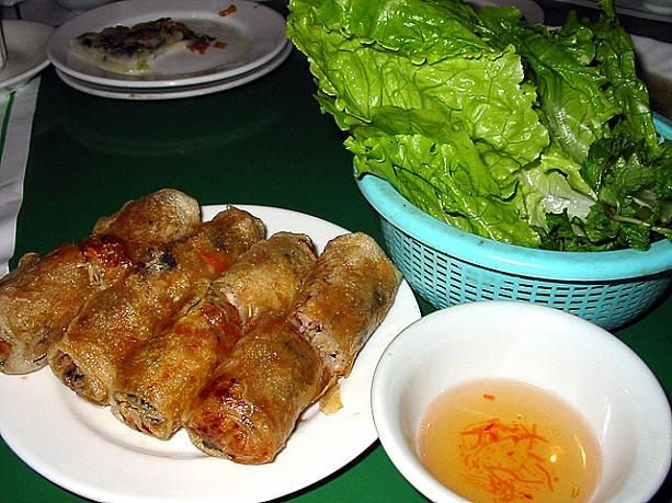 越（ベトナム）式春巻き！生春巻きも美味しいですが、この揚げているのも最高です。
