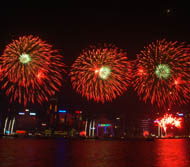 この週末は花火づくしでしたね！ご覧になれなかったみなさまに香港ナビ特派員の素晴らしい画像をおとどけしま〜す。こちらは国慶節（10月1日）の花火です。 -ビクトリア･ハーバーより