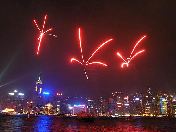 香港ナビ特派員Donkyさん撮影による、9月30日のシンフォニー･オブ･ライツwith花火です。香港の花バウヒニア（ハナズオウ）みたいですね！！