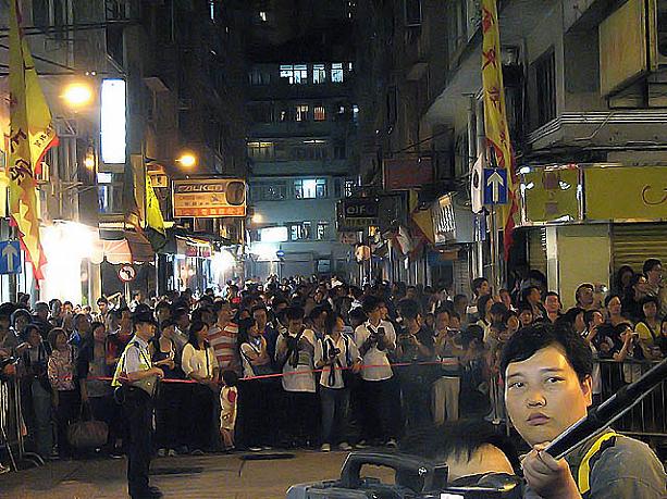 たくさんの人たちが見に来ていました。このファイヤードラゴンフェスティバルは10月5〜7日まで、香港中央図書館付近の大坑にて行われています。