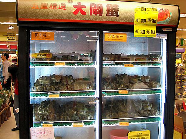 あった、あった。今が旬の上海蟹。「Buy 5 Get 1 Free」ですね。うれしい〜。