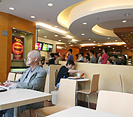 世界中にありますが、香港でも安く食べられるファーストフード、マクドナルドへ行ってきました。 -中環「国際金融中心（ifcモール）」より