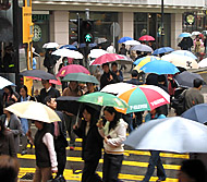 雨の日の香港人のファッション。 -銅鑼湾より