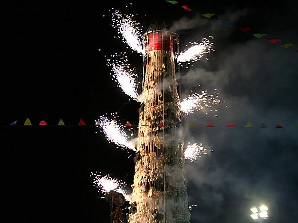饅頭をもぎ取られた塔から最後は花火も飛び出し、観客の興奮は最高潮です。