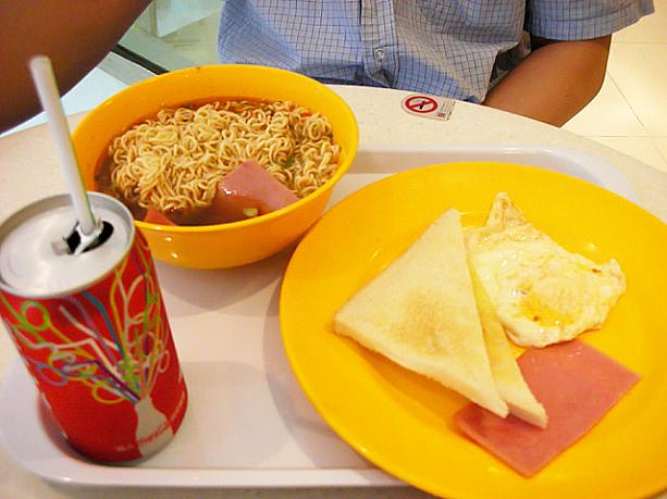 茶餐廳の典型的な朝ごはんセット。公仔麺（出前一丁）、バタートーストそしてコーラと、朝からかなりジャンキーです。22香港ドル（約330円）