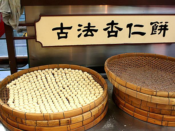 できたてほやほやのマカオ名物杏仁餅を買うこともできます。