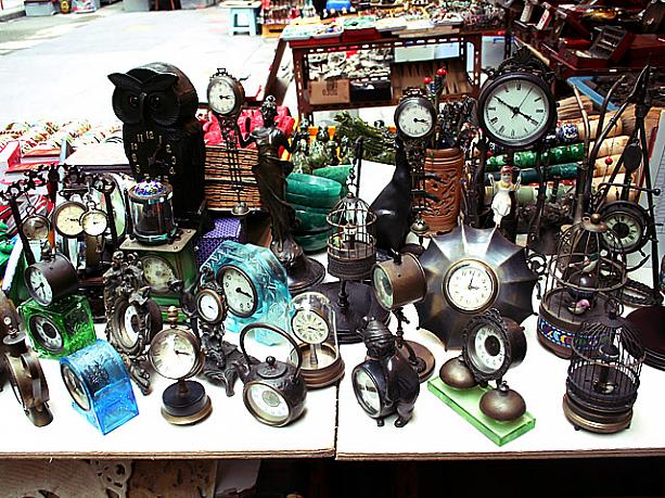 摩羅上街（キャットストリート）は、骨董品街。この年代を感じる置時計の大部分は、メイド・イン上海だそう。