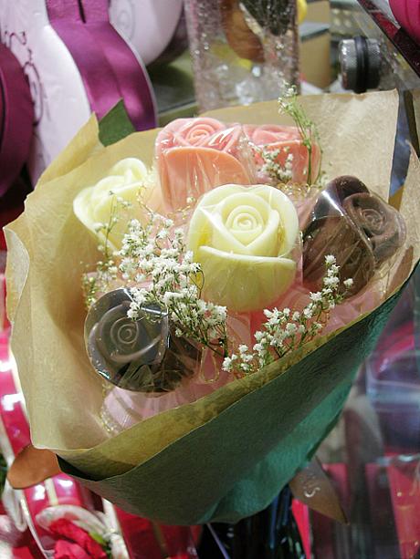 このバラは、チョコでできています。花屋さんではなく、チョコレート売り場で女性が購入しているのが目立ちました。