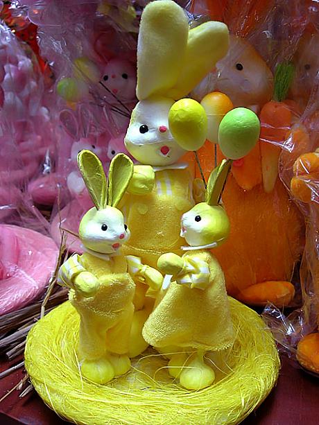 キリスト復活を祝う復活節。日本は祝日ではありませんが、香港は４連休。子だくさんで復活を象徴するかわいいうさぎの置物は必需品！？