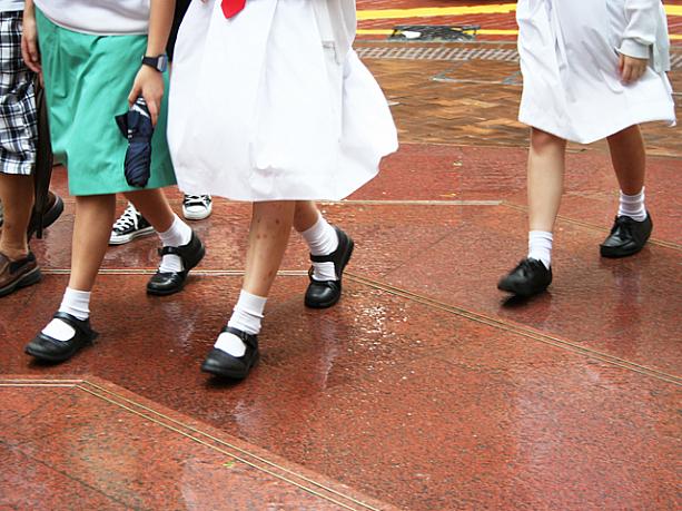 殆どの学校は、黒い靴に統一されています。