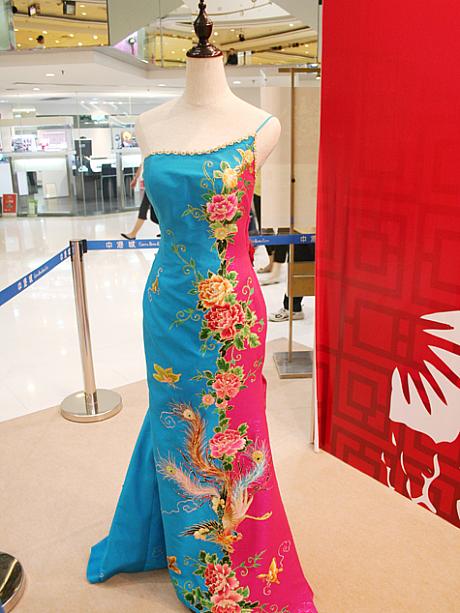 伝統的な中国刺繍をあしらったお色直しのイブニングドレス。華やかなカラーで若々しいイメージです。
