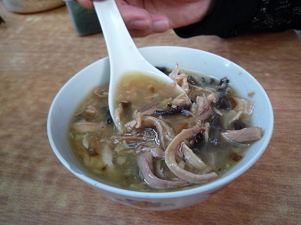 これが蛇スープです。蛇の肉は鶏のささみのような味。蛇と言われなければ、気づかないほどです。でも、やっぱり蛇は怖いな…