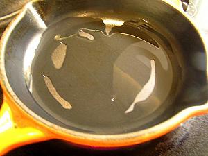 7. フライパンを熱し、油（分量外/多め）を入れ、チャーシュー入りの玉子を流しいれ、箸でところどころ崩しながら、火を通し、焼き目をつけながら、ふわっと仕上げる 