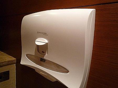 <center>除菌用の消毒液や便座に敷く紙シートも多くのトイレに設置されています。</center>
