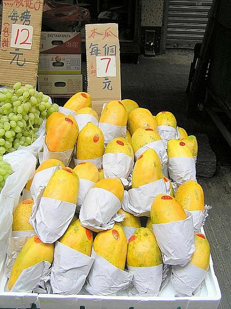 香港の街市では、パパイヤは山盛りで売られています。パパイヤは香港でも少量ですが、栽培されているのですよ！