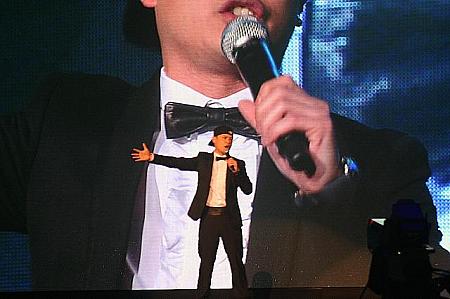 <center>側田（左）とエイベックス一押しの中国人歌手、alanが歌のパフォーマンス。</center>