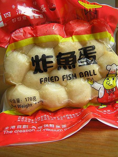 メイド・イン・ホンコンの魚蛋です。香港には魚蛋を作る工場も多い。スーパーで購入出来ます。日本で作る場合はおでんの揚げボールを代用してくださいね。
