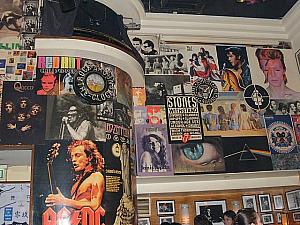 店の壁にはロックミュージシャンの写真やアルバムジャケットが飾られ、それを見ているだけでも十分楽しめます。