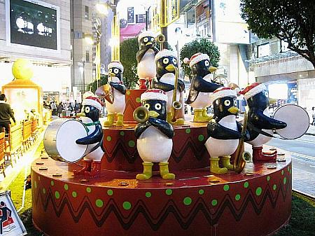 クリスマスらしい装いのペンギン
