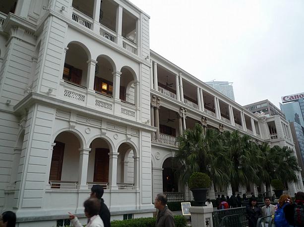 旧香港水警總部の建物を利用したホテルやレストラン。コロニアルスタイルの建物が素敵です。