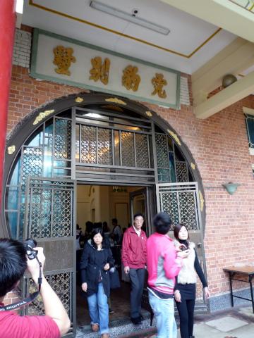 90年代に開発業者に売却された後、タイガーバームガーデンは高級住宅地へ、別荘は一級歴史建築に指定され、香港政府に管理されています。