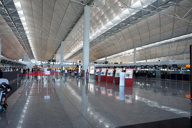 広々とした出発ホールは、多忙な空港にも関わらず、カウンターの列も短く快適です。
