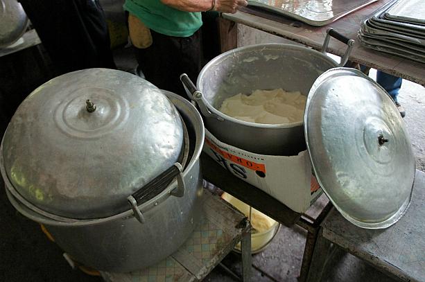 大きなお鍋に豆腐のデザート「豆腐花」がいっぱい。