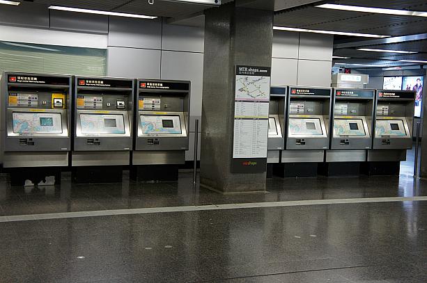 券売機もこのとおり、誰も並んでいません。いつもこんなに空いていたら、ストレスなしで地下鉄を利用できるのになー。