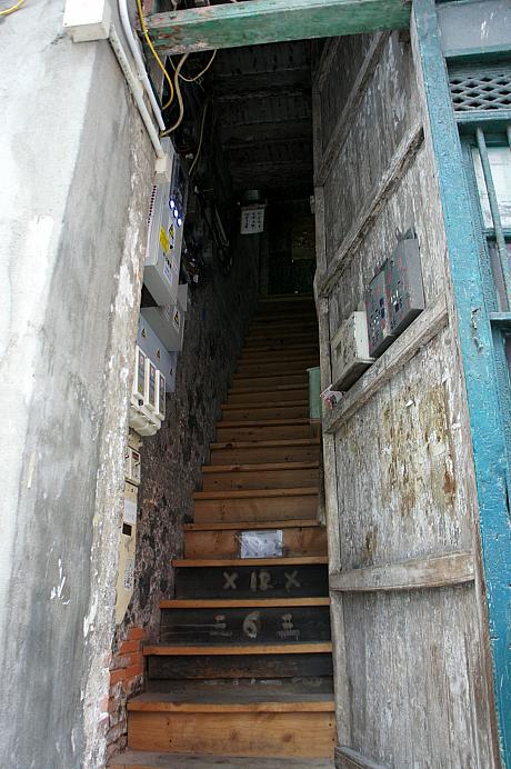 老朽化の激しい建物内の階段。