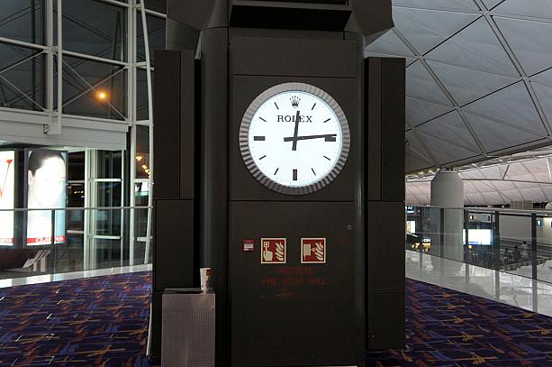 深夜の香港国際空港。12時を少し回ったところです。