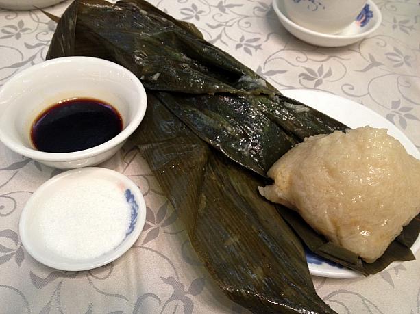 日本と同様、笹の葉で包まれた香港の粽。醤油や砂糖をつけて食べます。