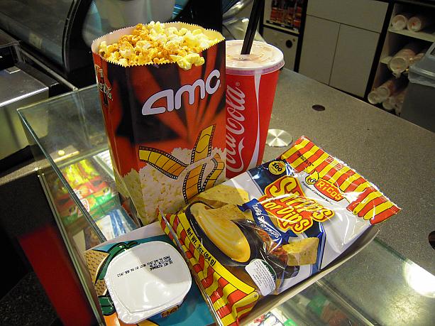 映画館で販売している食べ物以外は、持ち込み禁止ですのでご注意を！
