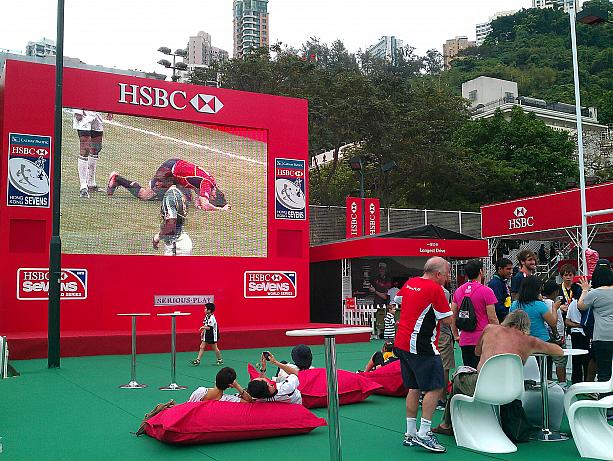 HSBCは会場外に別の会場を設営。くつろぎながら観戦できます