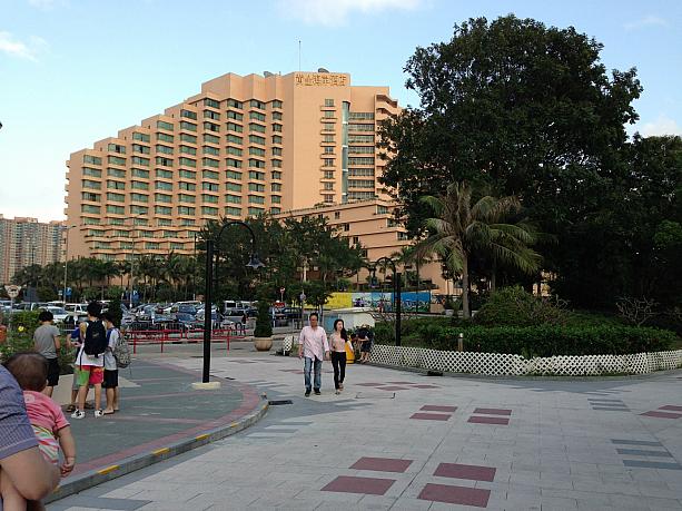 ここは香港のリゾート地、ゴールドコーストに隣接する砂浜。