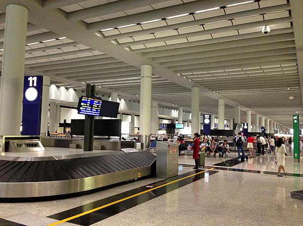 香港国際空港の手荷物受取場（バゲージクレームエリア）。