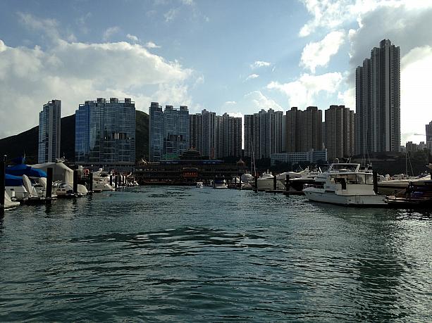 青い空、青い海、白いヨット、煌びやかなジャンボレストラン、そして後ろにそびえ立つ高層マンション。香港ならではの光景です。