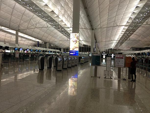 深夜１時の香港国際空港。この時間でもフライトはあります。