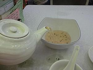 洗い用の椀に、お茶がお湯を入れます。