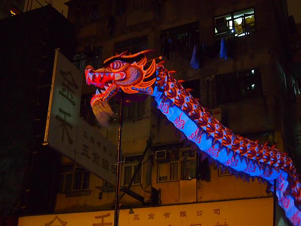 そう。龍なんです。それも全長150メートルもある上に、ナイトパレード用に蛍光塗料塗られていて、光るんです！