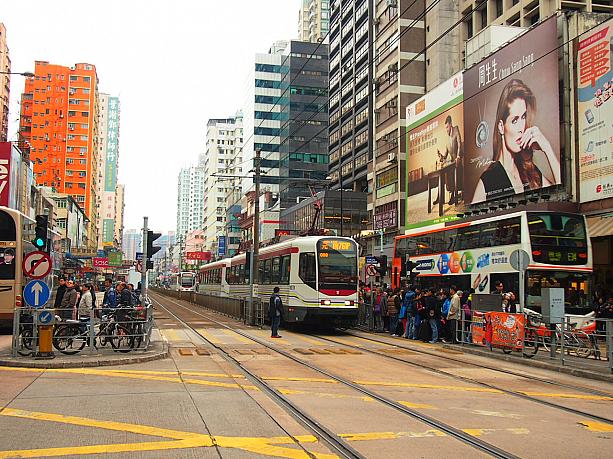 このエリアは香港の中心部から離れていますが、軽便鉄道と呼ばれる路面電車が多く走っているので不便は感じません。