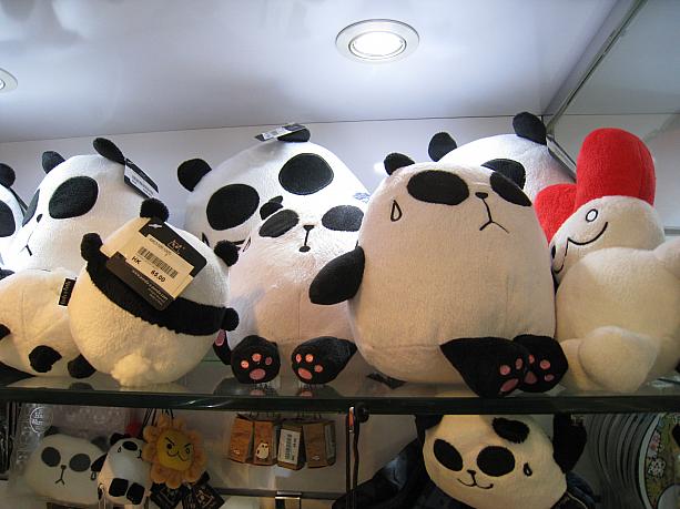 香港人イラストレーターが生んだ香港でも人気のこのパンダ。とぼけた表情がかわいいでしょ？！