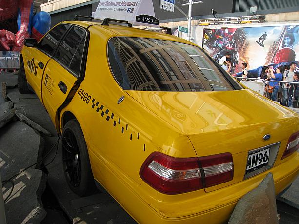 ニューヨークの本物のイエローキャブ（タクシー）が香港で事故を起こしていました！
