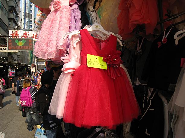 子供服を売っている店もたくさんあるんです。ちょっと日本人的には？？？的なデザインも多いですが、発表会用にはこれくらい派手でもいいかもwww。ちなみにこの洋服は120ドル(約1500円）！もちろん値切ることも可能です。