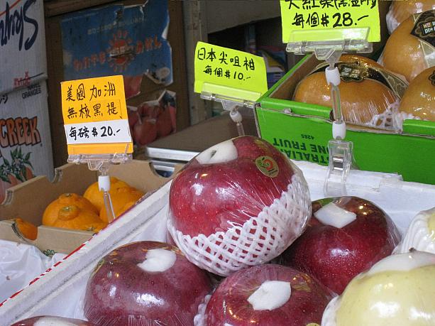 もちろん日本産もありますよ♪それにしてもこのリンゴ、大きくて甘そ～。