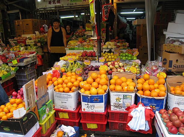 どちらかというと高級果物を扱っている店がほとんど。値段だけで言えば、スーパーや街の市場の方が断然安いです。