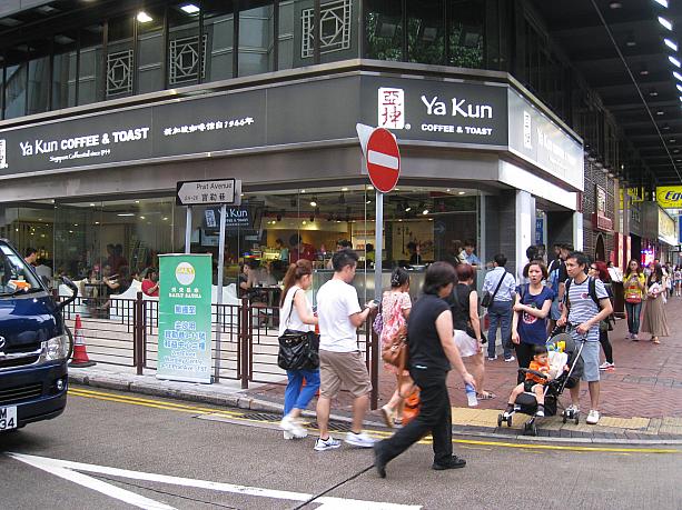 6月にオープンしたばかりの亞坤（ヤ・クン）は連日行列。時間帯によっては30分以上も待つことも。